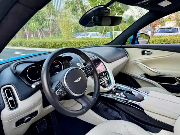 Aston Martin DBX 2022