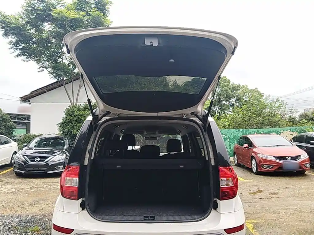 Skoda Yeti 2015 — фото 19