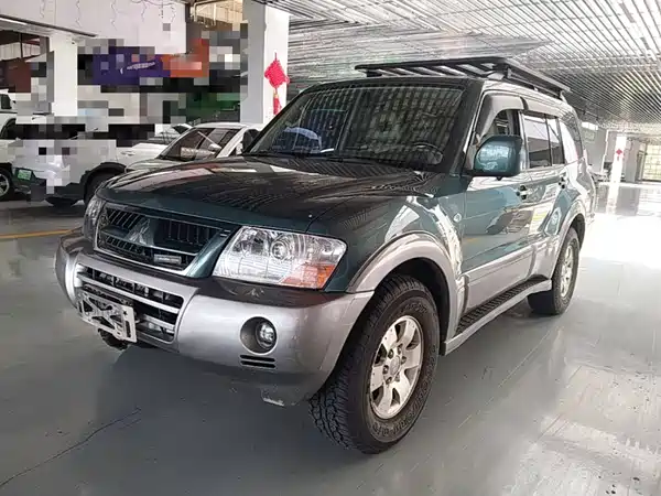 Mitsubishi Pajero 2015