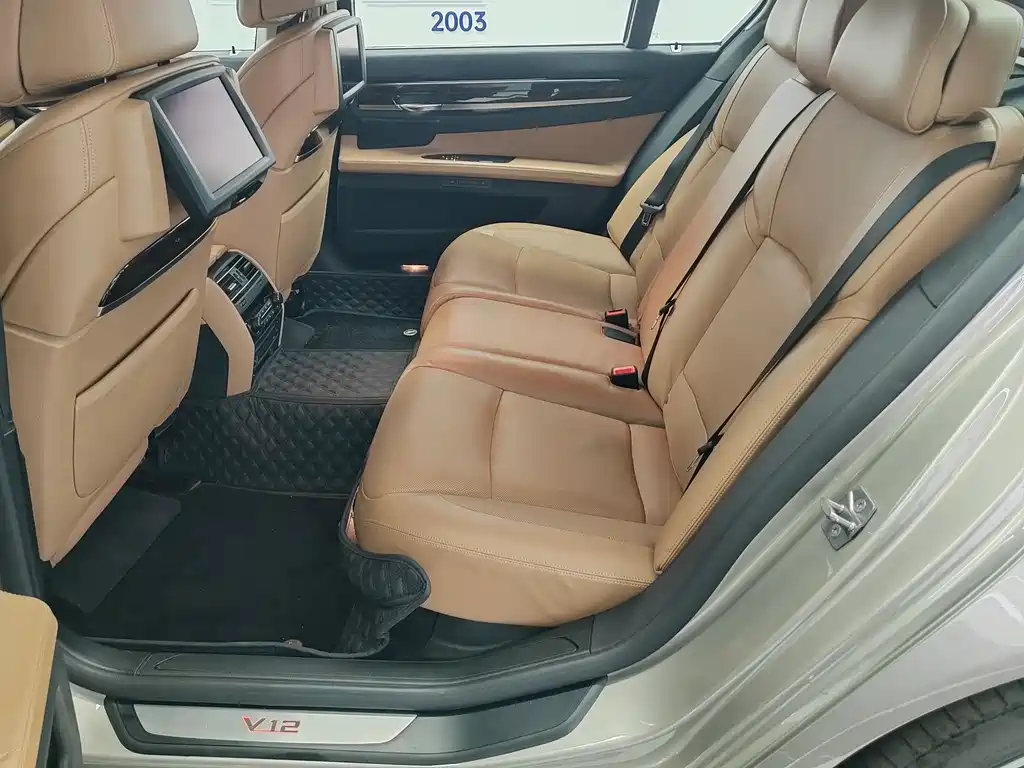 BMW 7 Series 2012 — фото 17