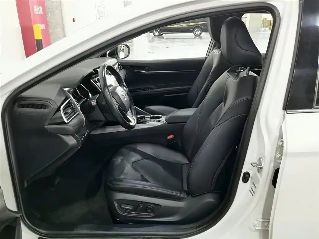 Toyota Camry 2020 — фото 10
