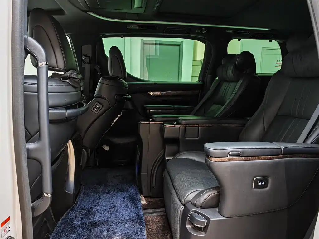 Toyota Vellfire 2022 — фото 10