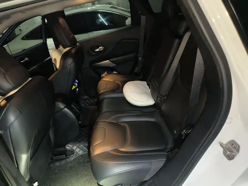 Jeep Cherokee 2019 — фото 15