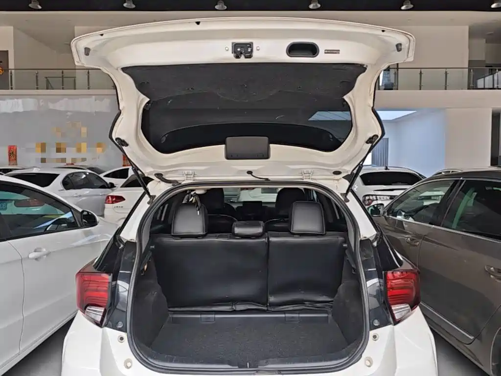 Toyota Yaris L 2023 — фото 19
