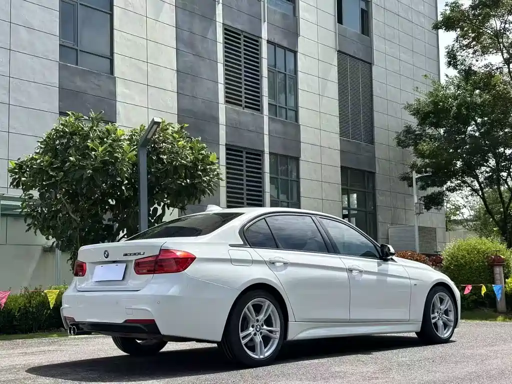 BMW 3 Series 2019 — фото 9