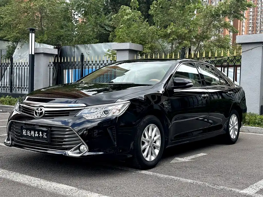 Toyota Camry 2015 — фото 1