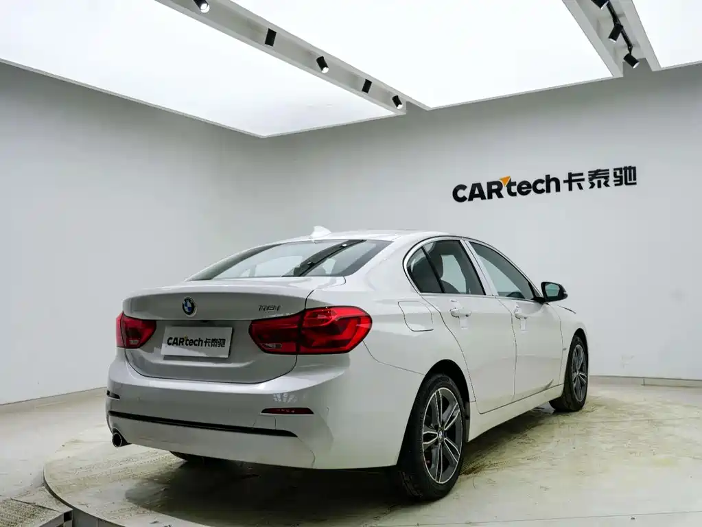 BMW 1 Series 2018 — фото 18