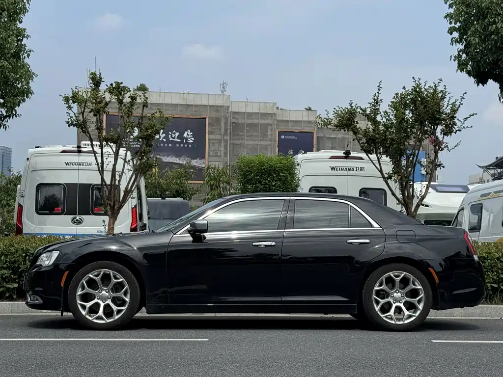Chrysler 300C 2018 — фото 3