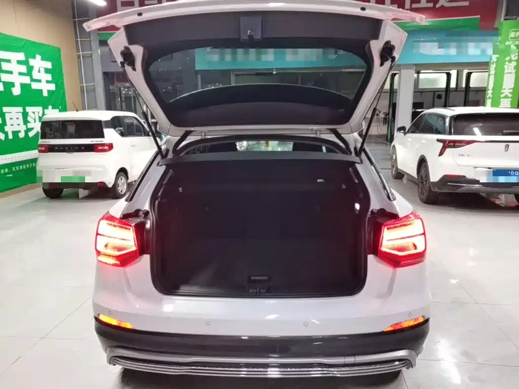 Audi Q2L e-tron 2020 — фото 19
