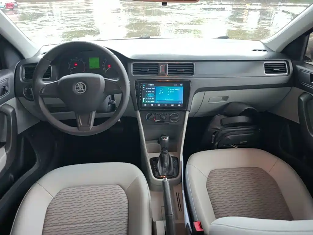 Skoda Rapid 2017 — фото 10