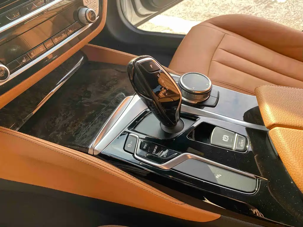 BMW 5 Series 2018 — фото 16