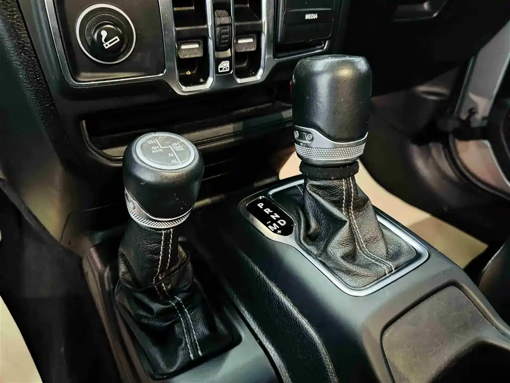 Jeep Wrangler 2020 — фото 17