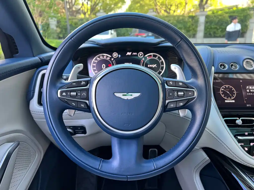 Aston Martin DBX 2024 — фото 18