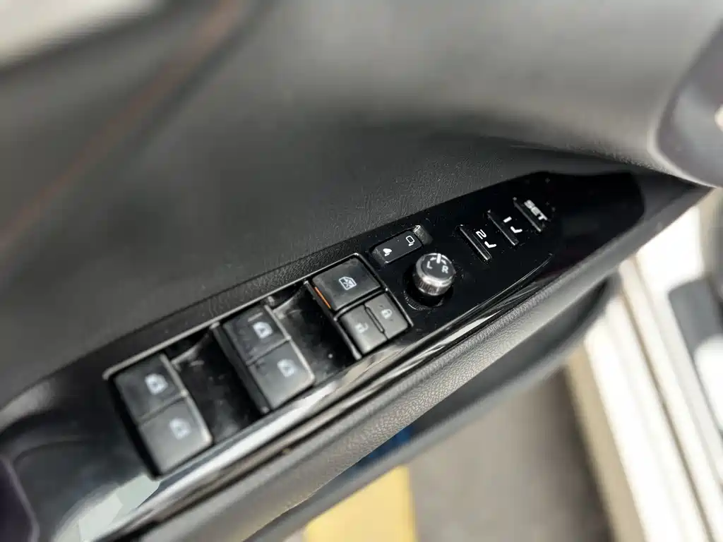 Toyota Camry 2018 — фото 25
