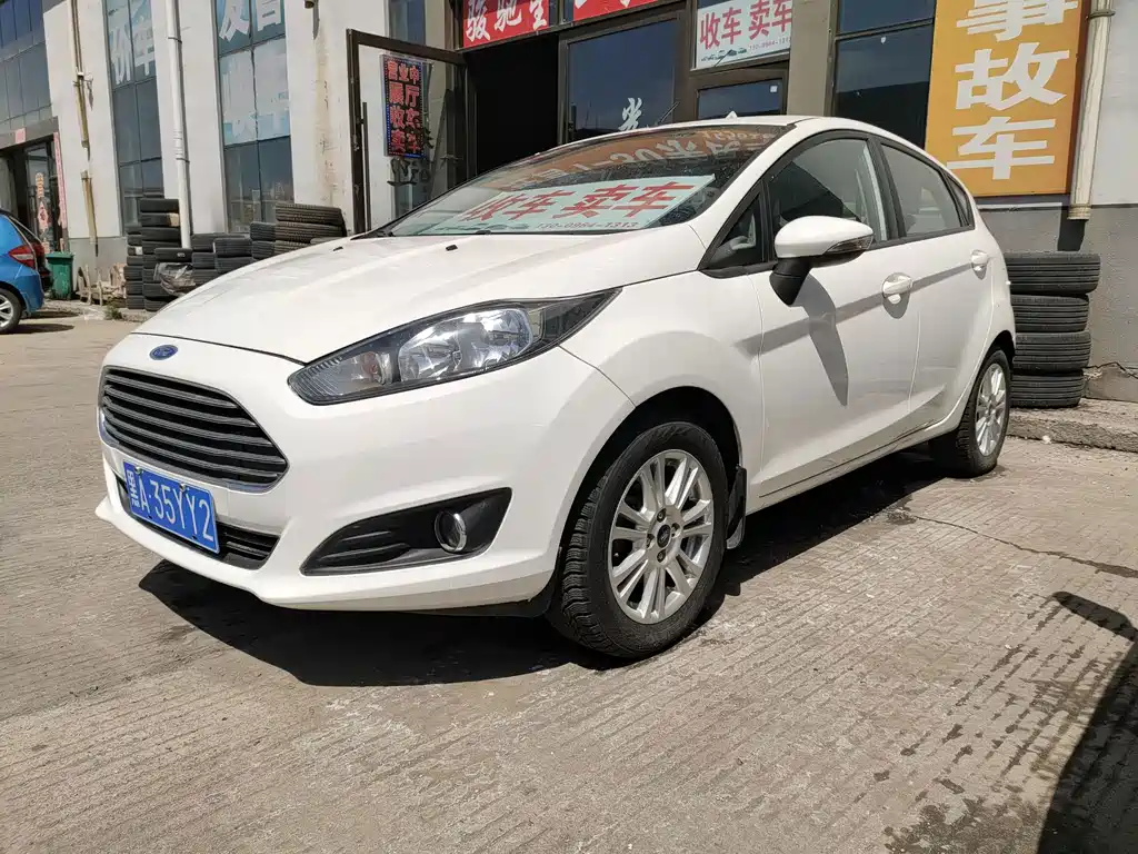 Ford Fiesta 2015 — фото 1