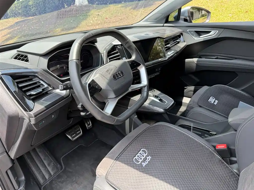 Audi Q4 e-tron 2023 — фото 7