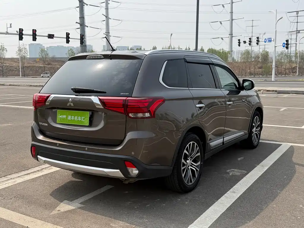Mitsubishi Outlander 2016 — фото 7