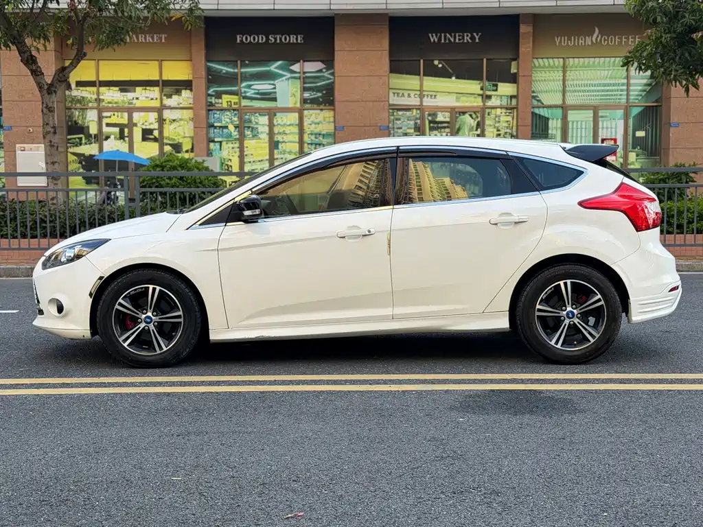 Ford Focus 2014 — фото 12