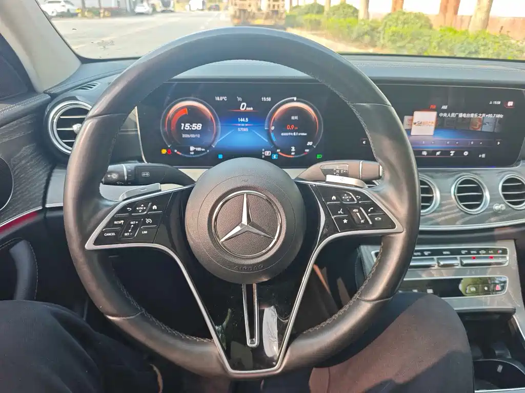 Mercedes-Benz E-Class 2022 — фото 11