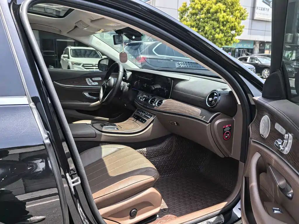 Mercedes-Benz E-Class 2023 — фото 10