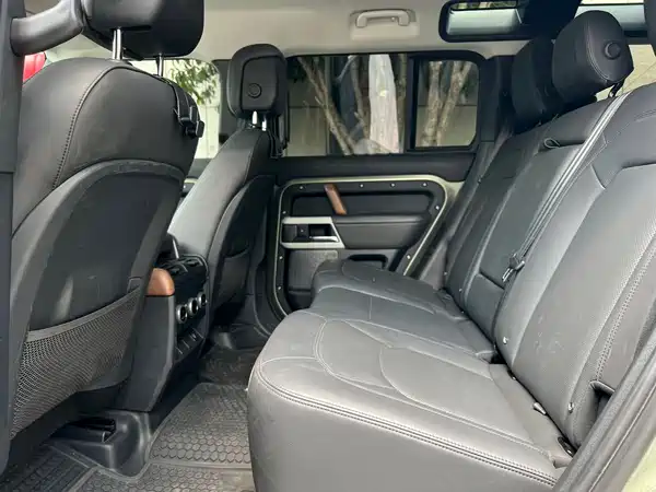 Land Rover Defender 2023