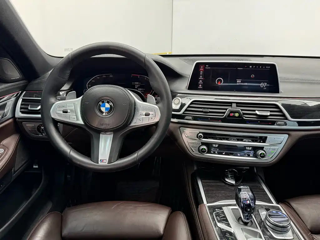 BMW 7 Series 2019 — фото 18