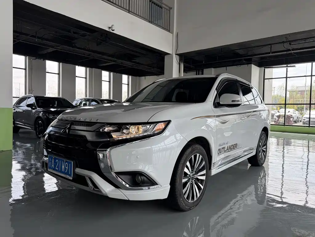 Mitsubishi Outlander 2022 — фото 2