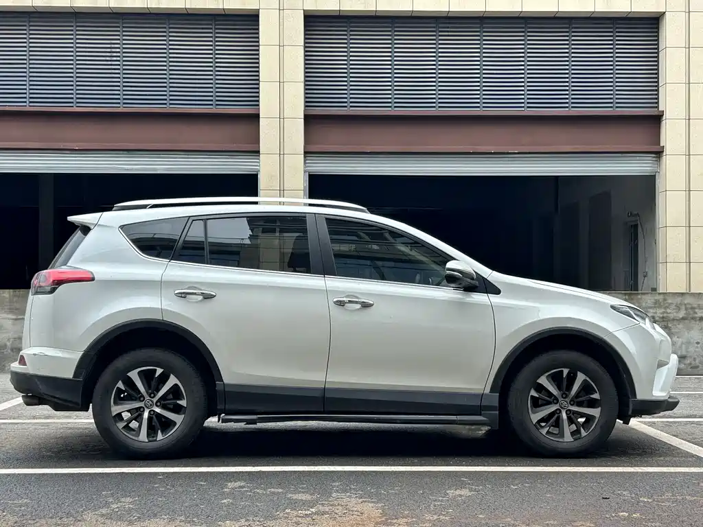 Toyota RAV4 2019 — фото 3