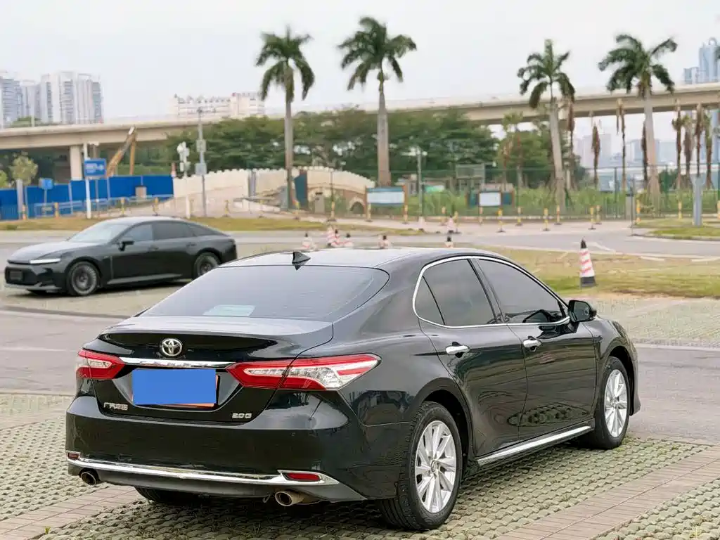 Toyota Camry 2023 — фото 4