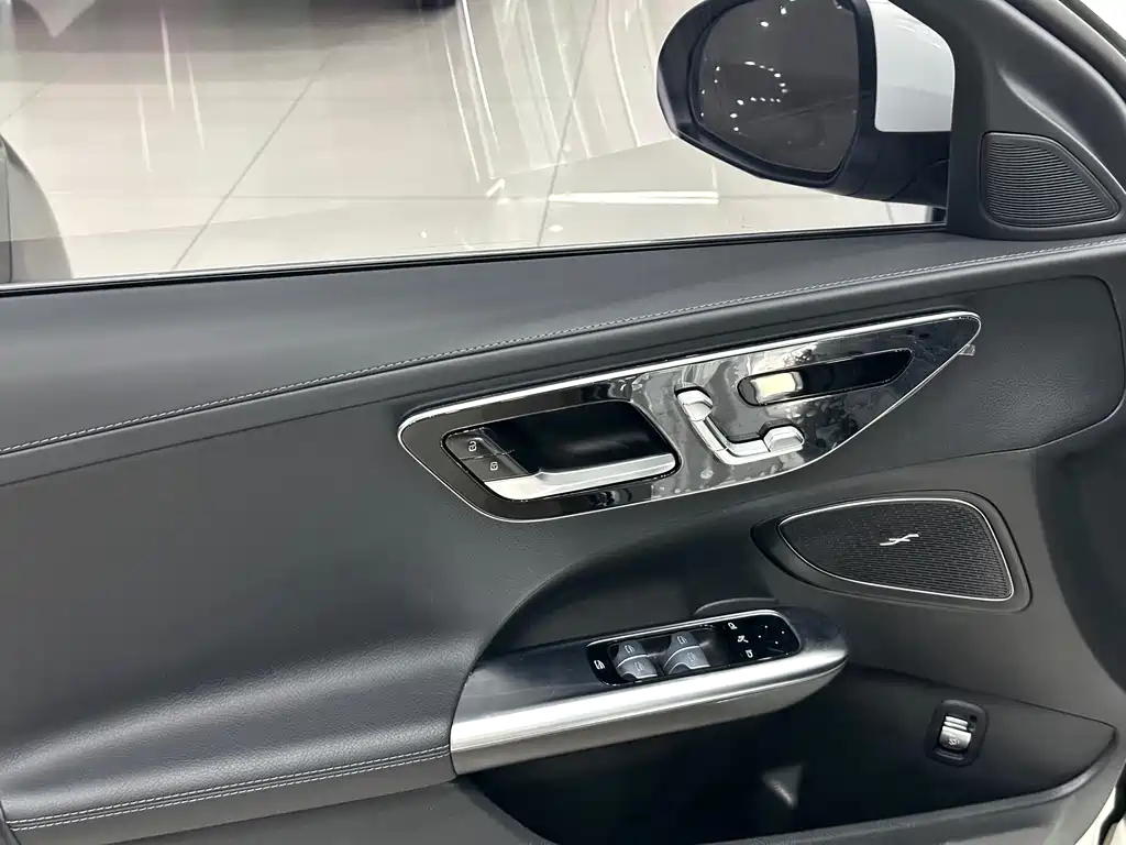 Mercedes-Benz C-Class 2023 — фото 35