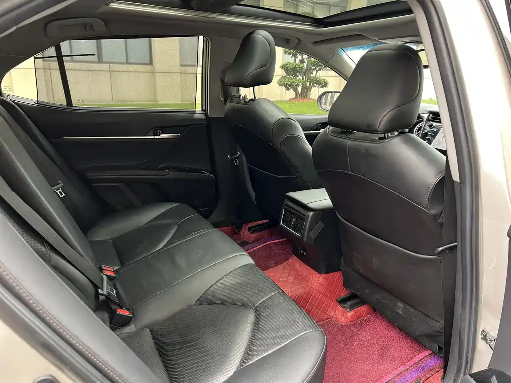 Toyota Camry 2018 — фото 11