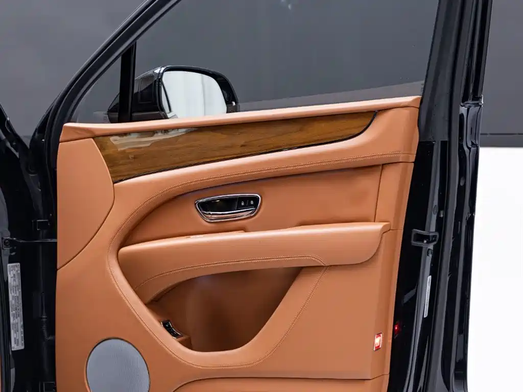 Bentley Bentayga 2021 — фото 17