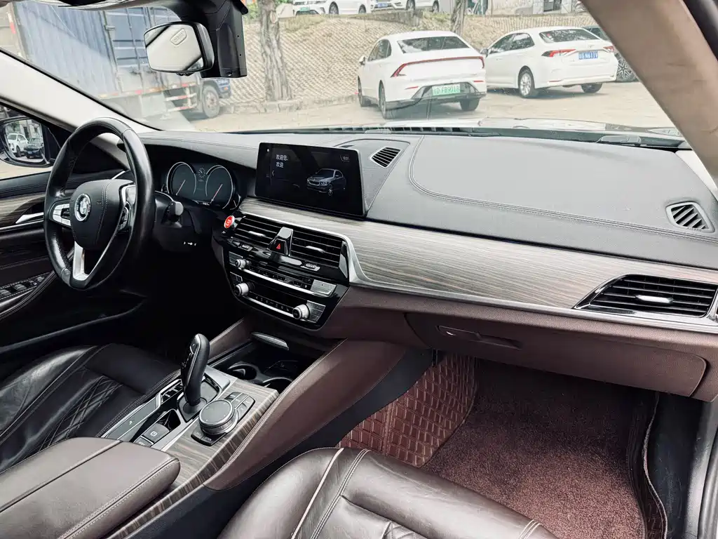BMW 5 Series 2018 — фото 25