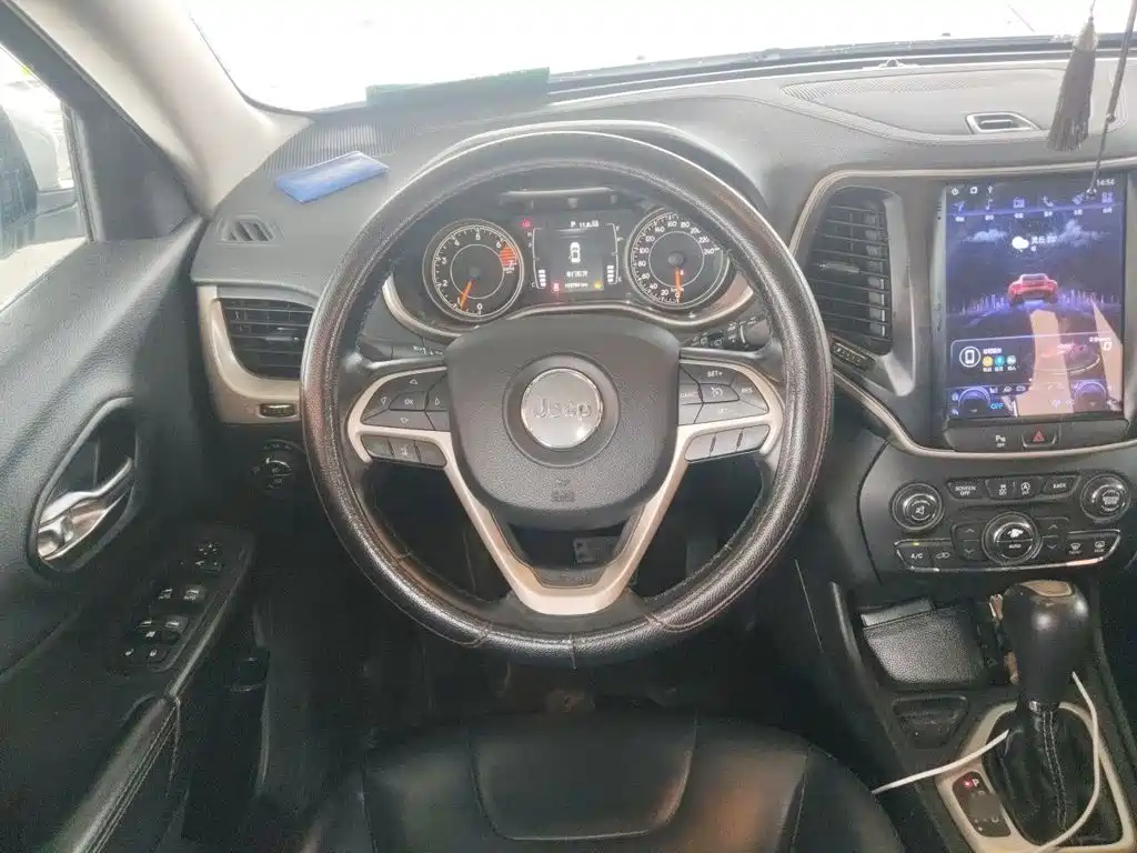 Jeep Cherokee 2016 — фото 11