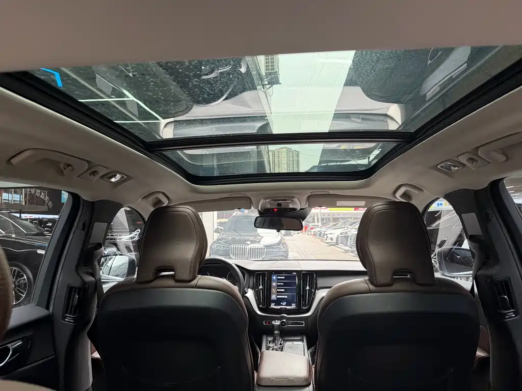 Volvo XC60 2019 — фото 16