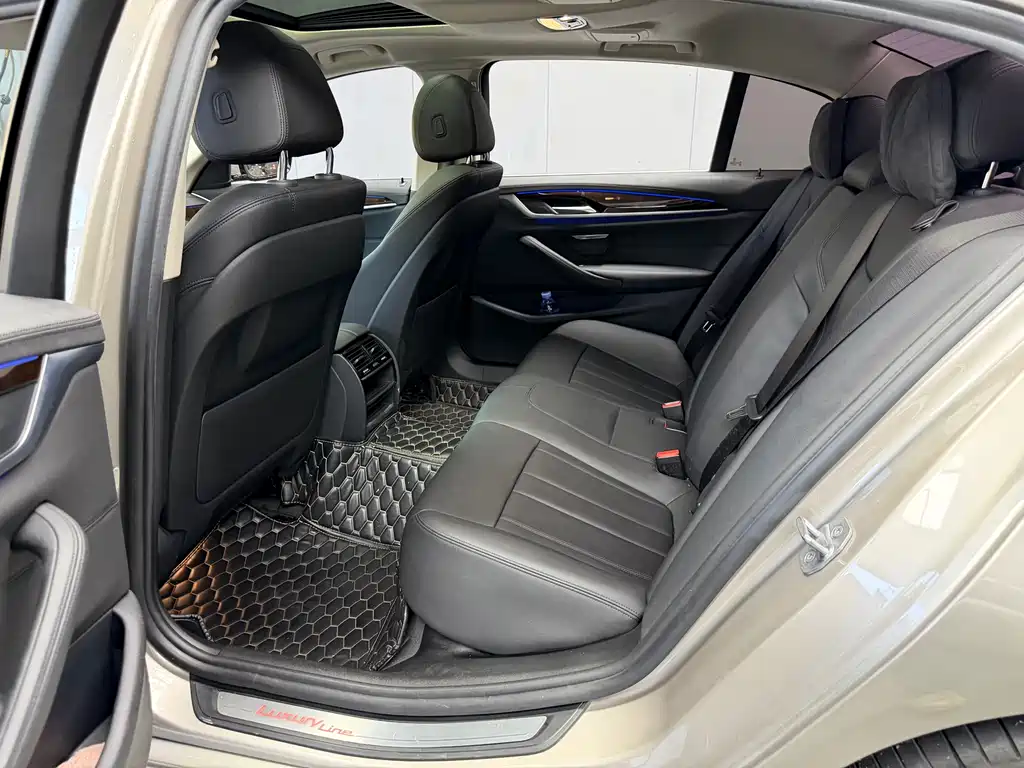 BMW 5 Series 2018 — фото 21