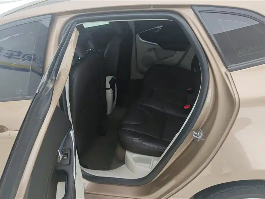 Volvo V40 2015 — фото 11