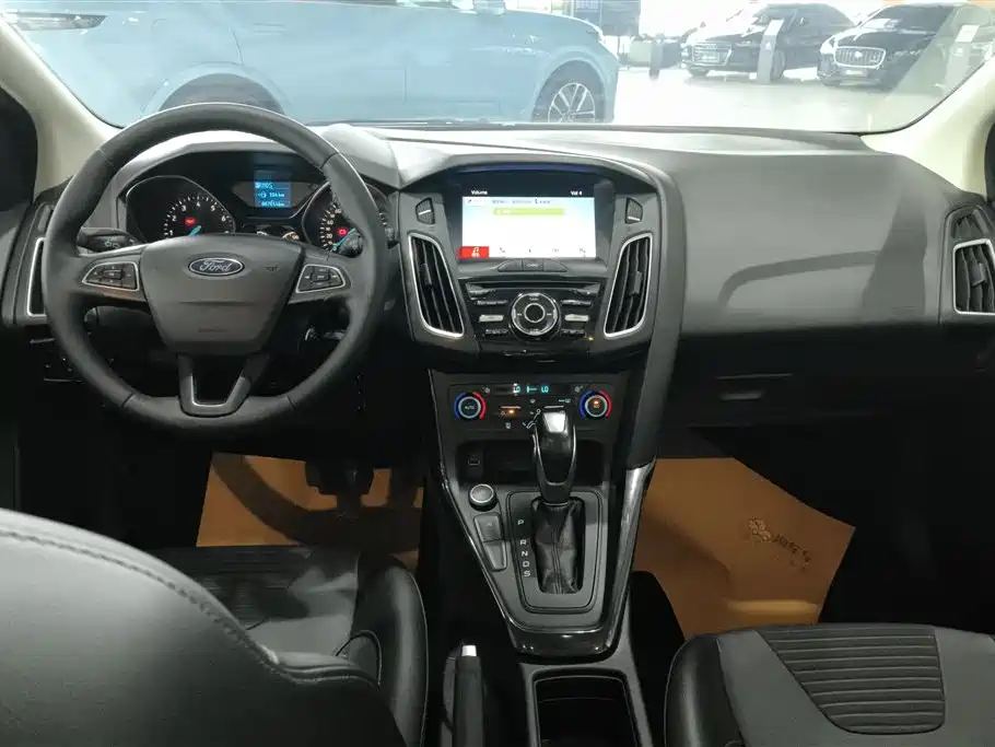 Ford Focus 2018 — фото 12