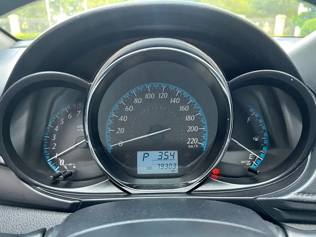 Toyota Yaris L 2017 — фото 21
