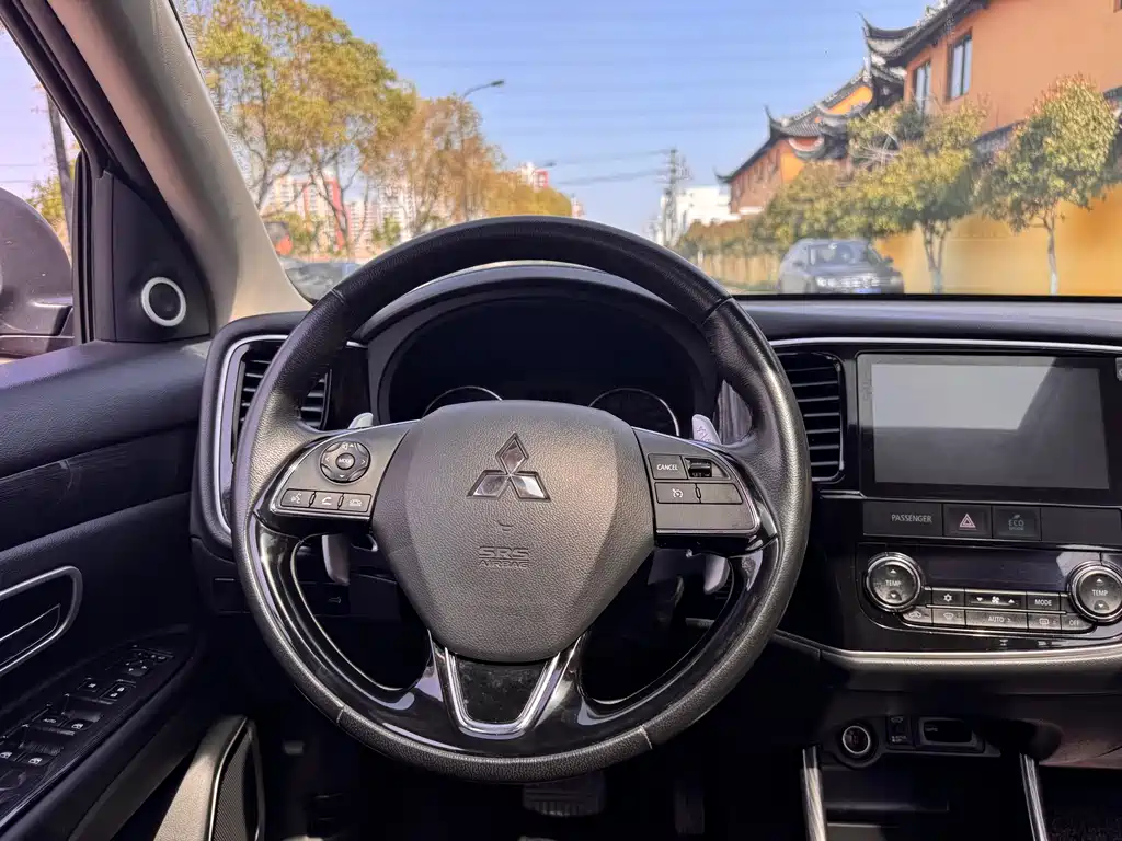 Mitsubishi Outlander 2017 — фото 13