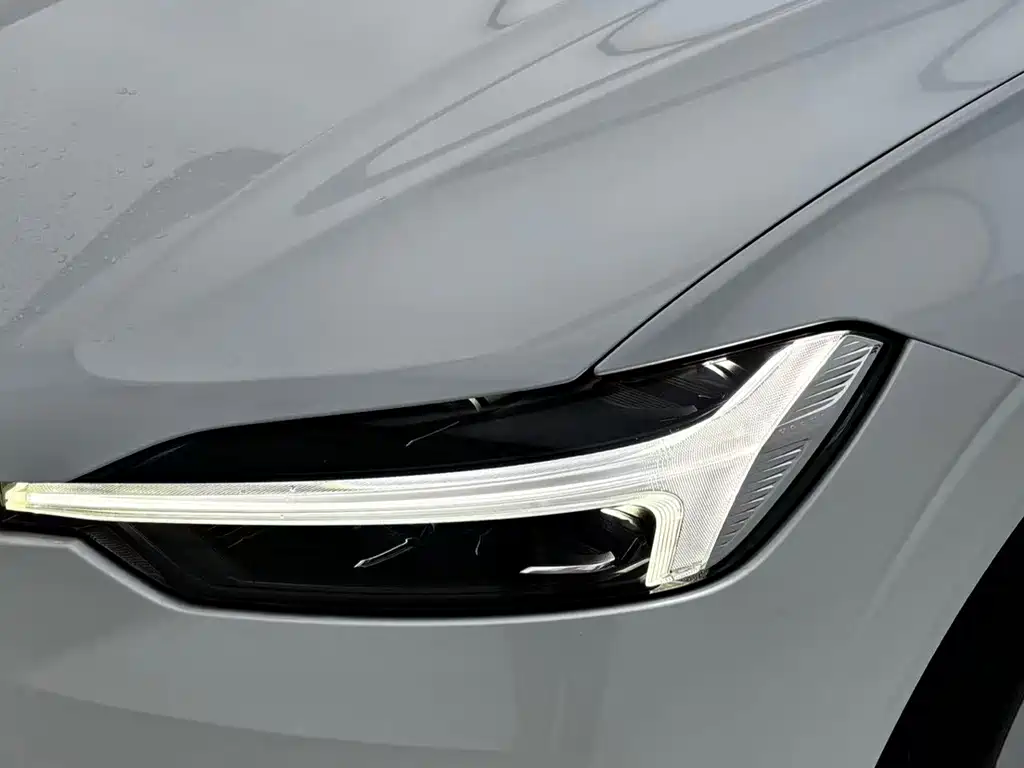 Volvo XC60 2022 — фото 16