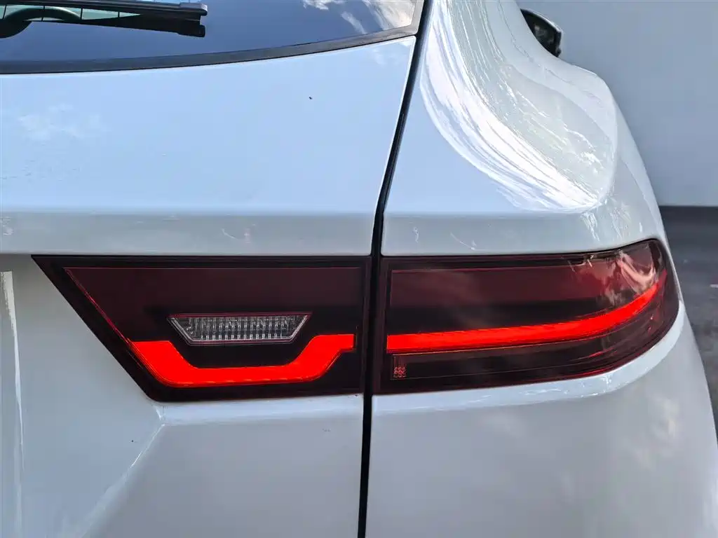 Jaguar E-PACE 2019 — фото 19