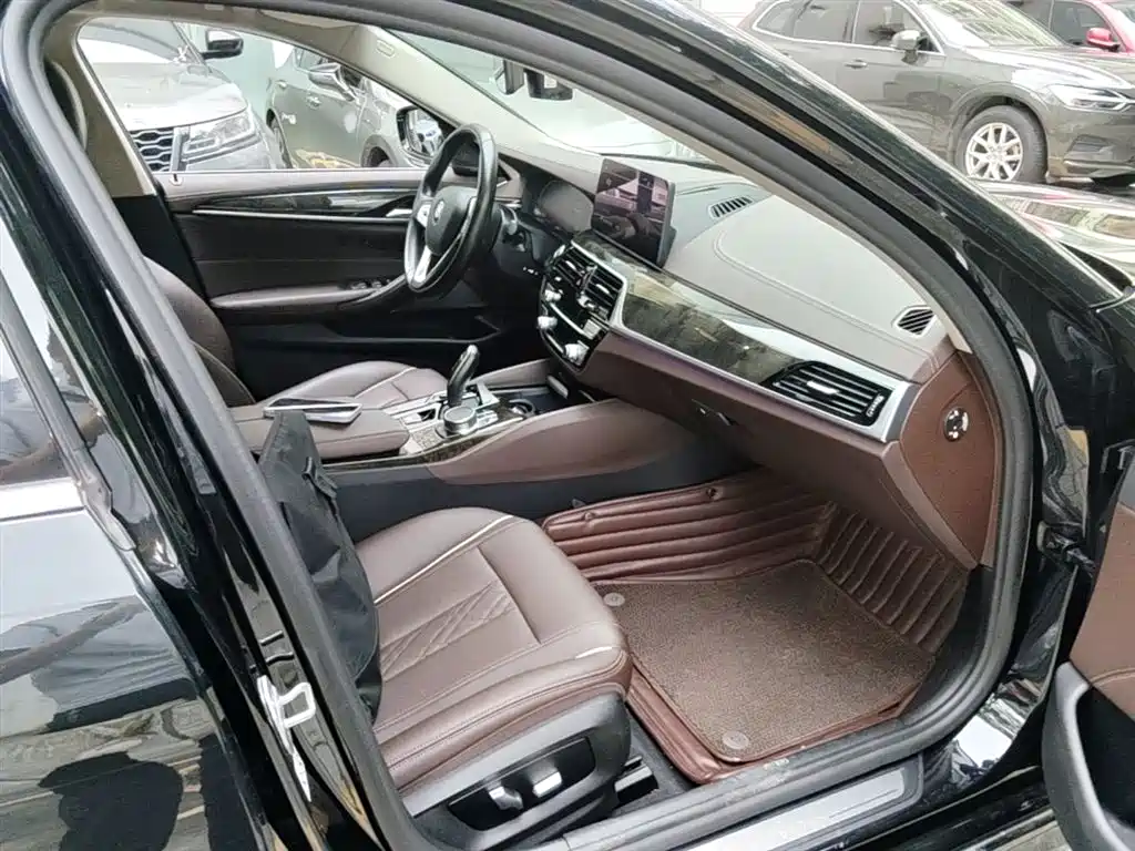 BMW 5 Series 2021 — фото 11
