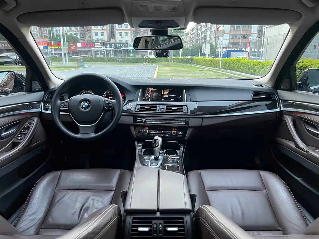 BMW 5 Series 2017 — фото 21