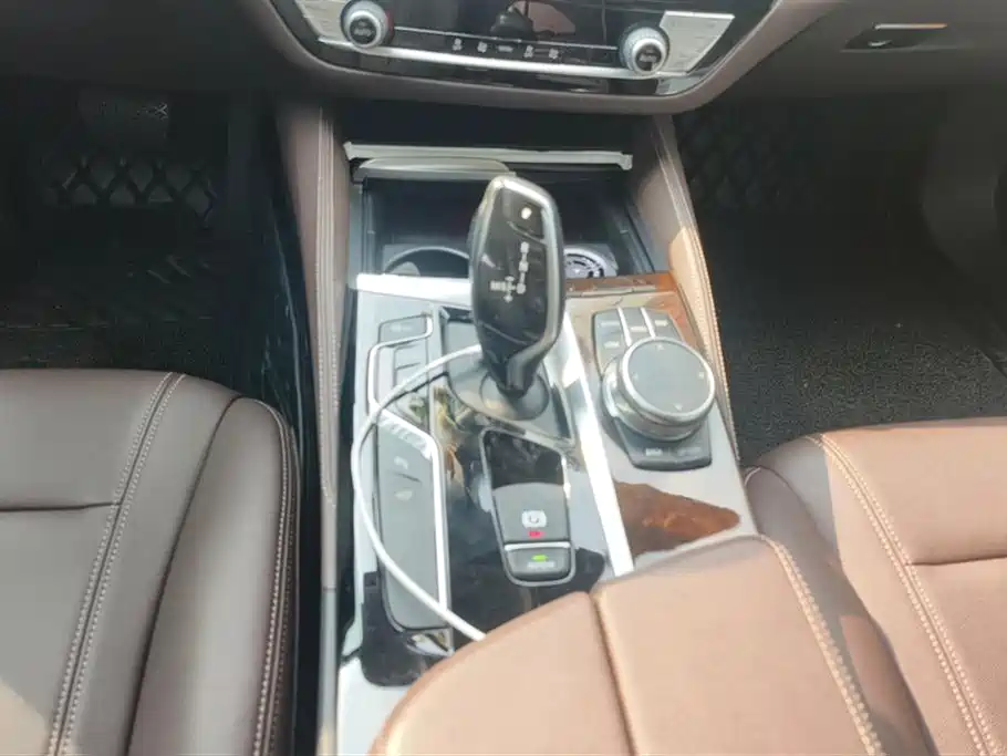 BMW 5 Series 2020 — фото 16