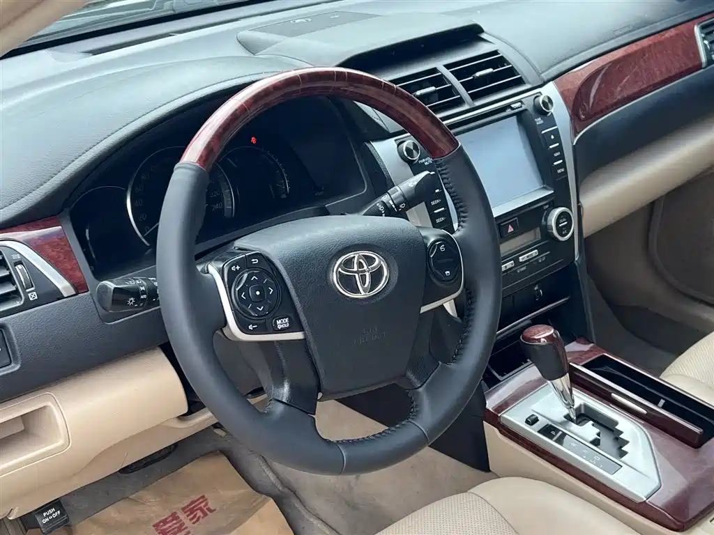 Toyota Camry 2013 — фото 12
