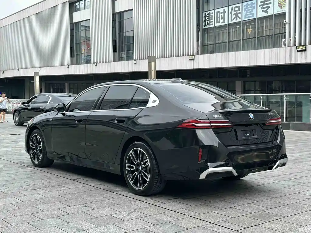 BMW 5 Series 2025 — фото 17