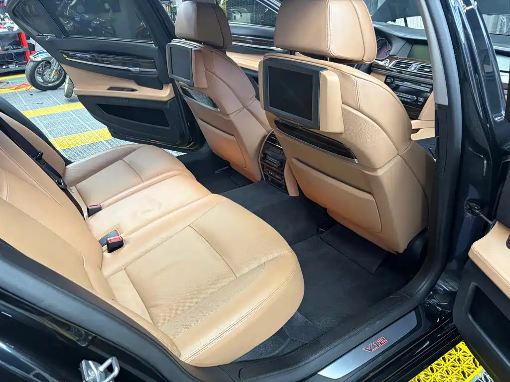 BMW 7 Series 2011 — фото 15