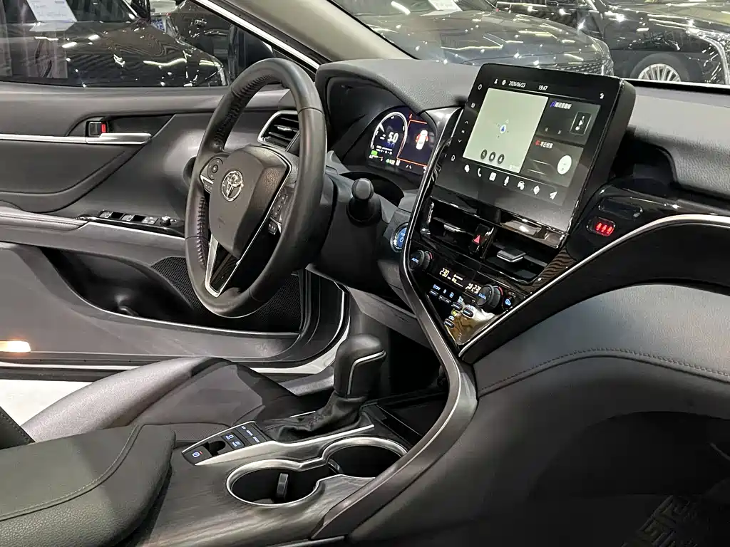 Toyota Camry 2022 — фото 9