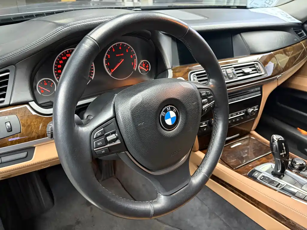 BMW 7 Series 2011 — фото 12